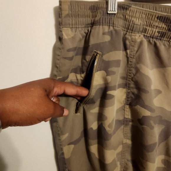 Lane Bryant | Women's Camoflague Printed Cargo Joggers Pants (Size 14/16) - Picture 5 of 12